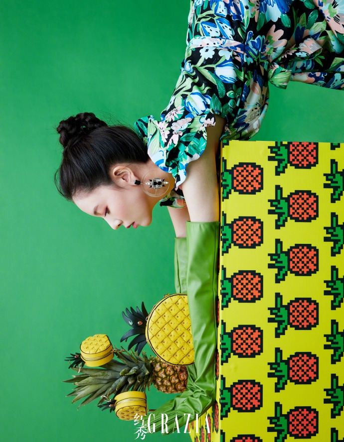 宋妍霏最新写真曝光 苹果包樱桃裙演绎清甜夏日风