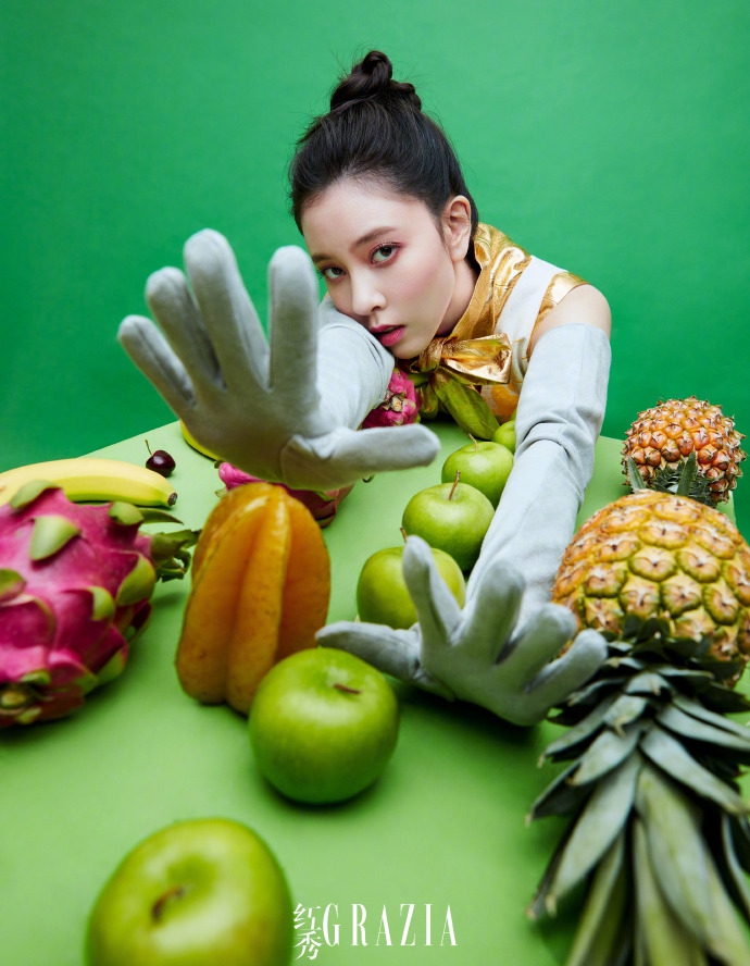 宋妍霏最新写真曝光 苹果包樱桃裙演绎清甜夏日风