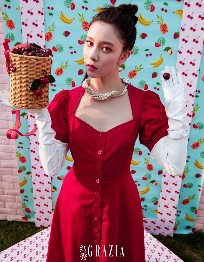 宋妍霏最新写真曝光 苹果包樱桃裙演绎清甜夏日风