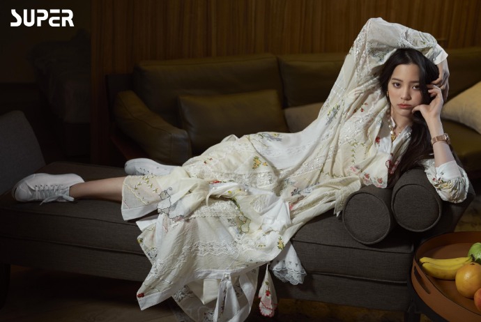 欧阳娜娜最新写真演绎居家风 侧卧沙发尽显舒适慵懒