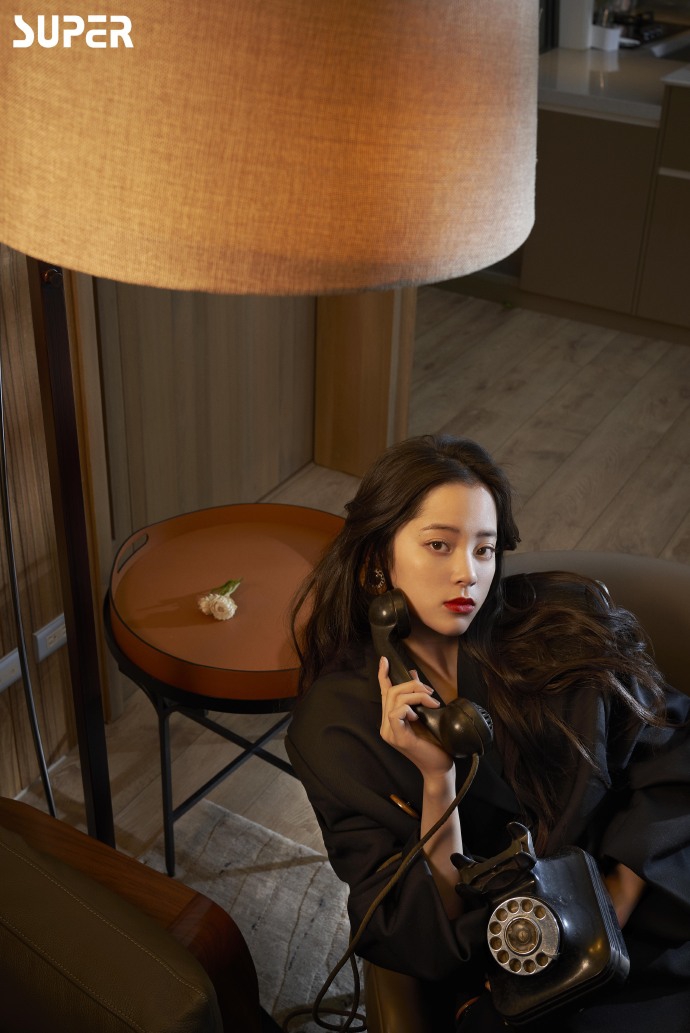 欧阳娜娜最新写真演绎居家风 侧卧沙发尽显舒适慵懒