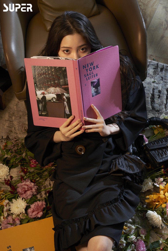 欧阳娜娜最新写真演绎居家风 侧卧沙发尽显舒适慵懒