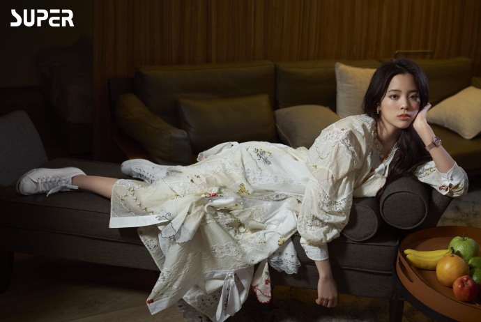 欧阳娜娜最新写真演绎居家风 侧卧沙发尽显舒适慵懒