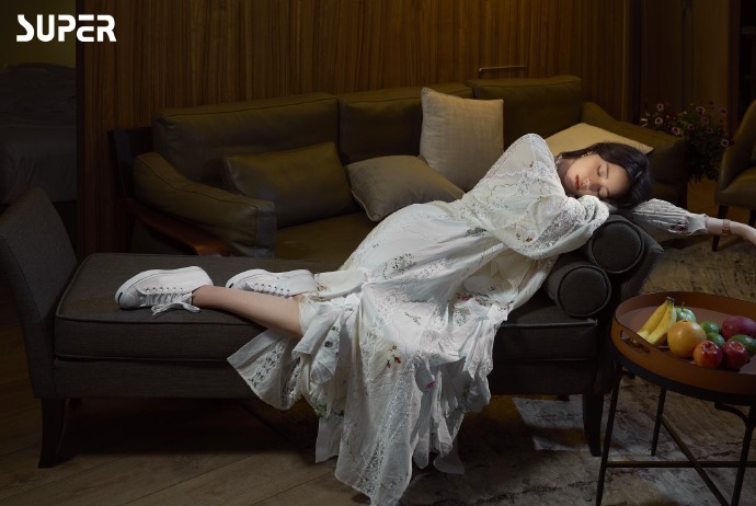 欧阳娜娜最新写真演绎居家风 侧卧沙发尽显舒适慵懒