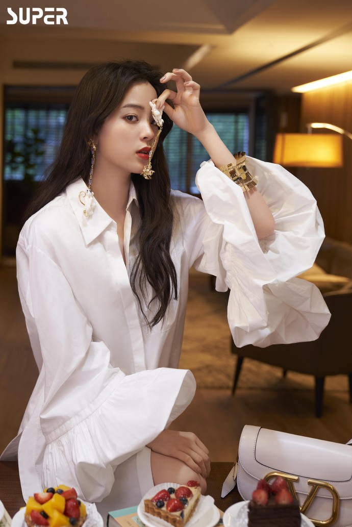 欧阳娜娜最新写真演绎居家风 侧卧沙发尽显舒适慵懒