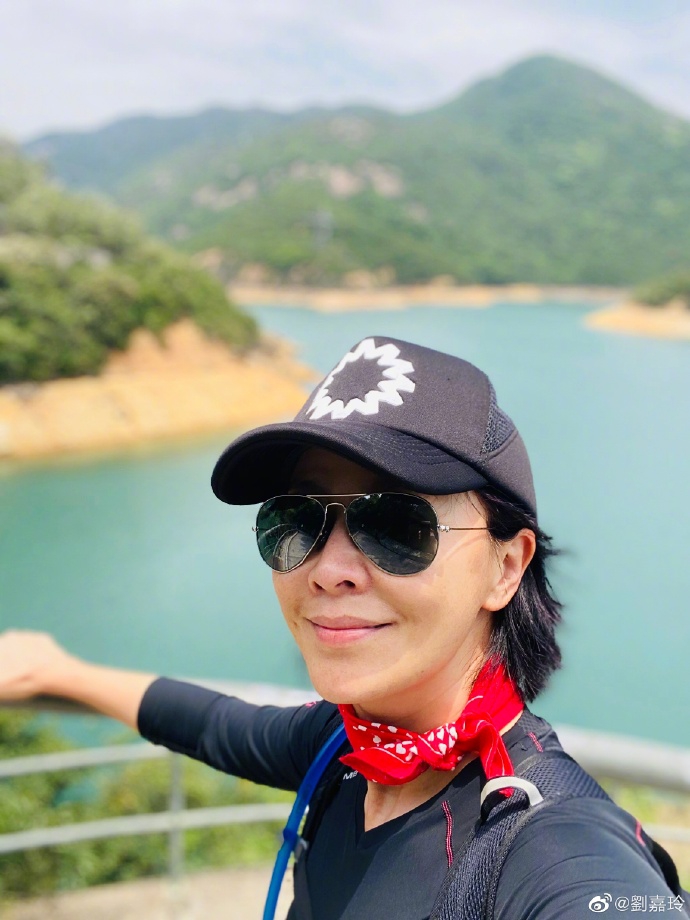 刘嘉玲与家人登山心情舒畅 穿运动装系红丝巾尽显好身材 刘嘉玲与家人登山心情舒畅 穿运动装系红丝巾尽显好身材