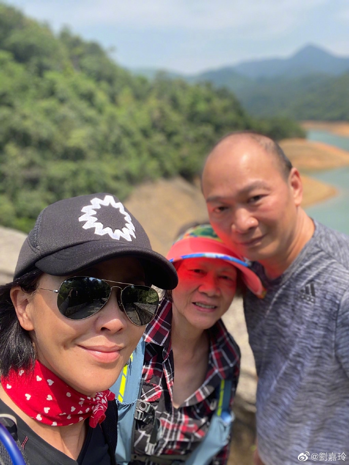 刘嘉玲与家人登山心情舒畅 穿运动装系红丝巾尽显好身材