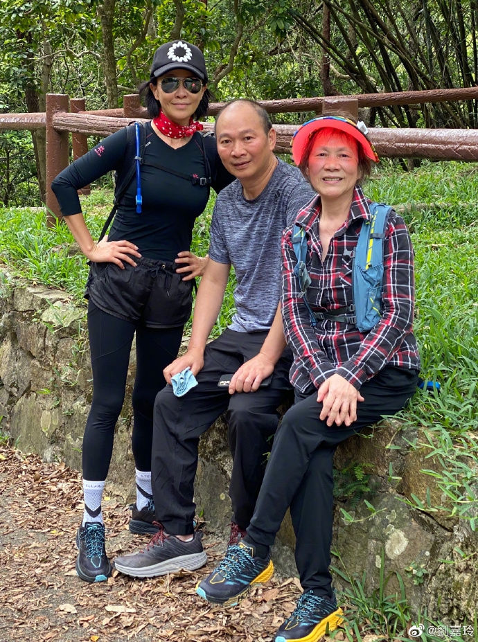 刘嘉玲与家人登山心情舒畅 穿运动装系红丝巾尽显好身材