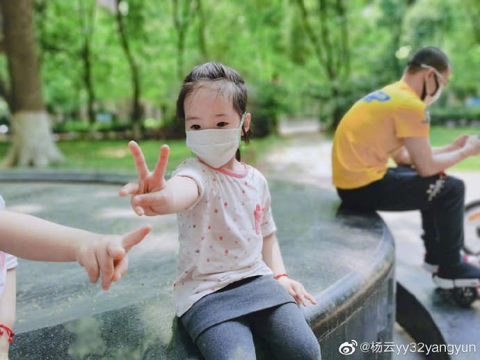 杨云带娃外出享受春天 杨阳洋紧搂妹妹哥哥力爆棚