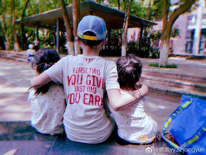 杨云带娃外出享受春天 杨阳洋紧搂妹妹哥哥力爆棚
