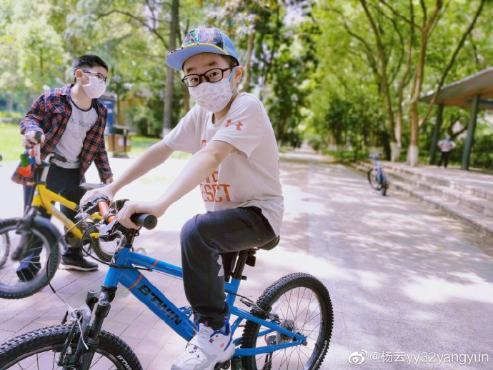 杨云带娃外出享受春天 杨阳洋紧搂妹妹哥哥力爆棚