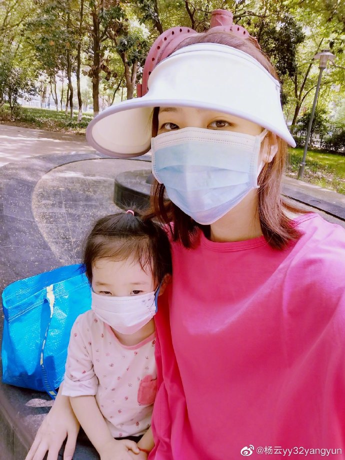 杨云带娃外出享受春天 杨阳洋紧搂妹妹哥哥力爆棚
