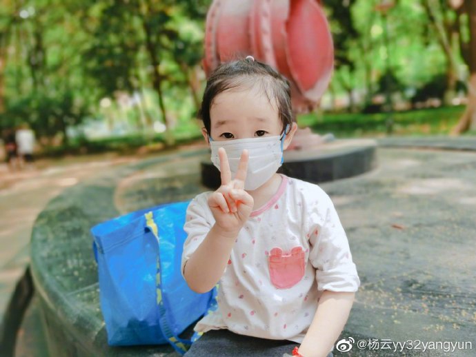 杨云带娃外出享受春天 杨阳洋紧搂妹妹哥哥力爆棚