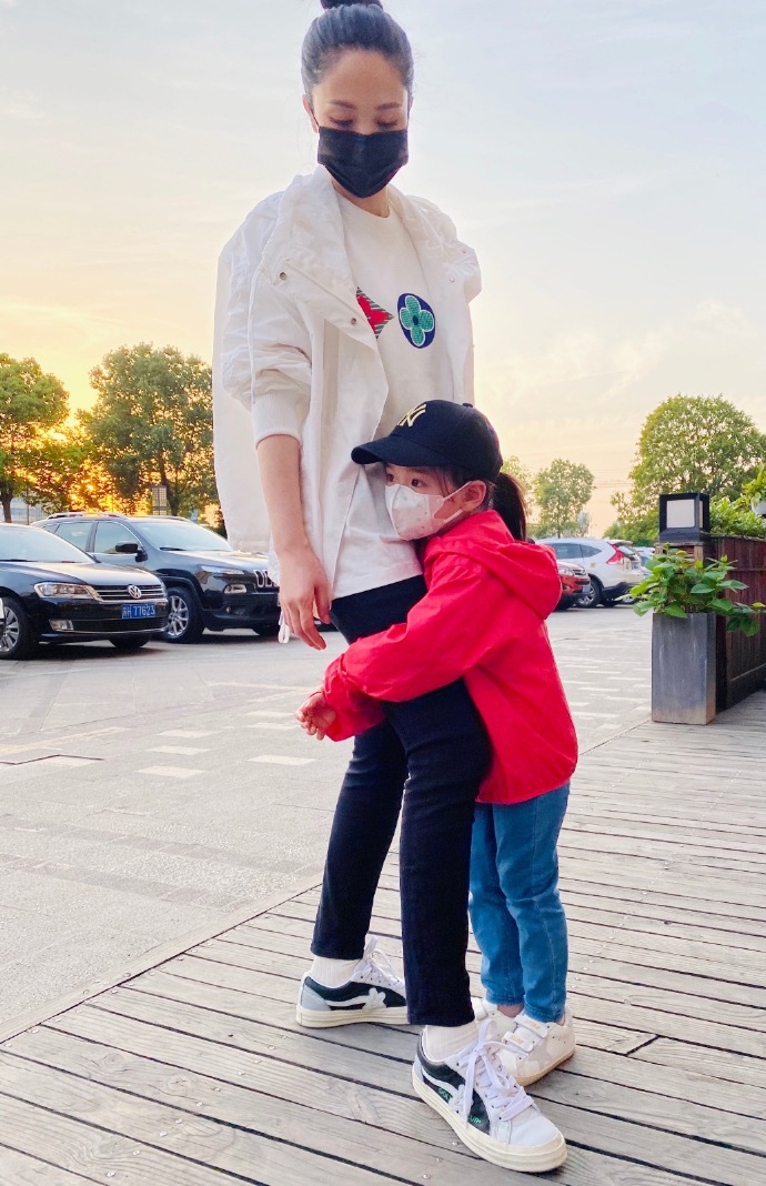 大小仙女合体！董璇女儿抱妈妈大腿撒娇乖巧惹人爱