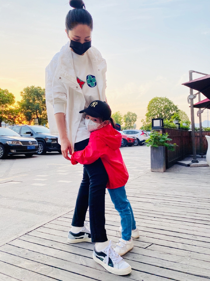 大小仙女合体！董璇女儿抱妈妈大腿撒娇乖巧惹人爱