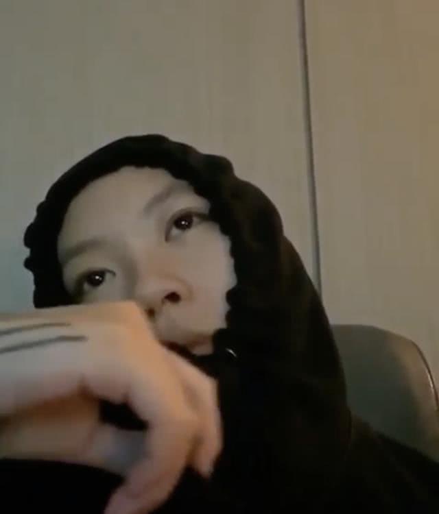 窦靖童凌晨戴卫衣帽晒照 扯紧绳子只露五官表情搞怪