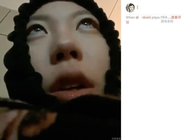 窦靖童凌晨戴卫衣帽晒照 扯紧绳子只露五官表情搞怪