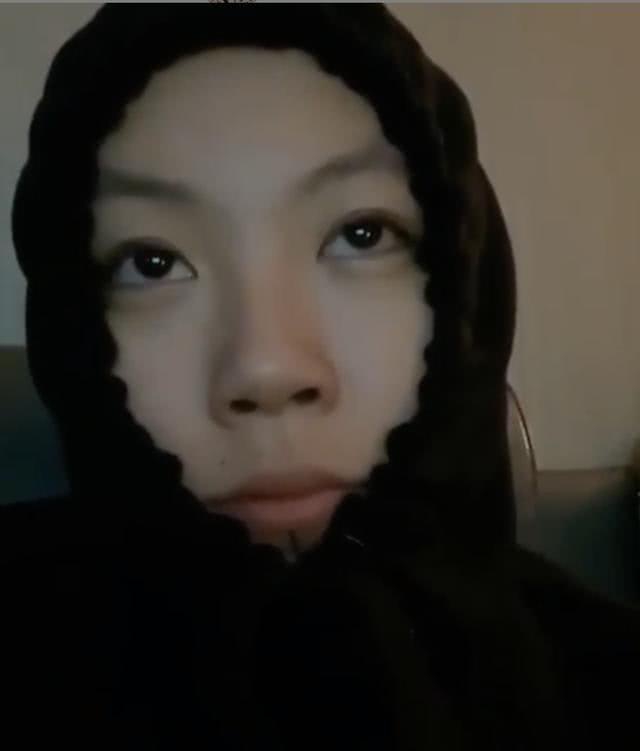 窦靖童凌晨戴卫衣帽晒照 扯紧绳子只露五官表情搞怪