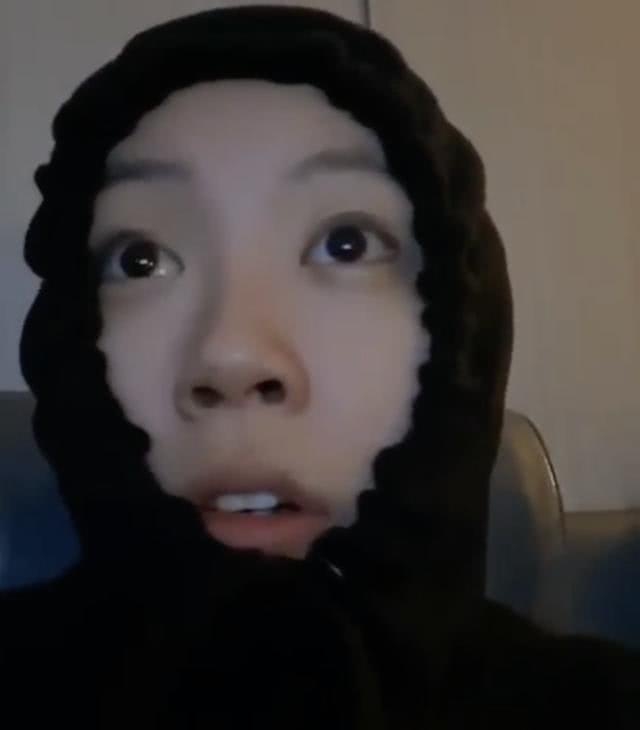 窦靖童凌晨戴卫衣帽晒照 扯紧绳子只露五官表情搞怪