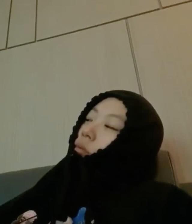 窦靖童凌晨戴卫衣帽晒照 扯紧绳子只露五官表情搞怪