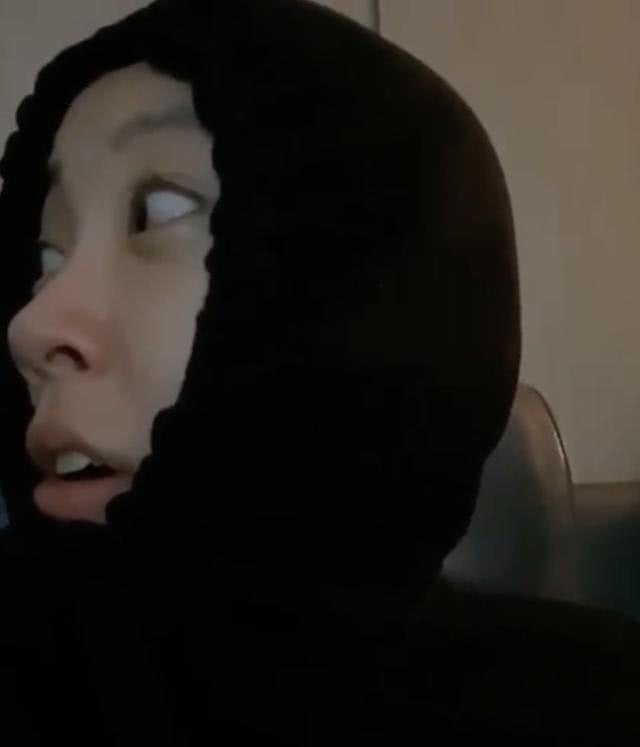 窦靖童凌晨戴卫衣帽晒照 扯紧绳子只露五官表情搞怪