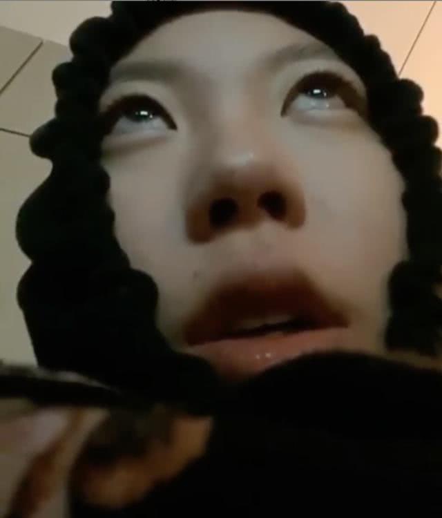 窦靖童凌晨戴卫衣帽晒照 扯紧绳子只露五官表情搞怪