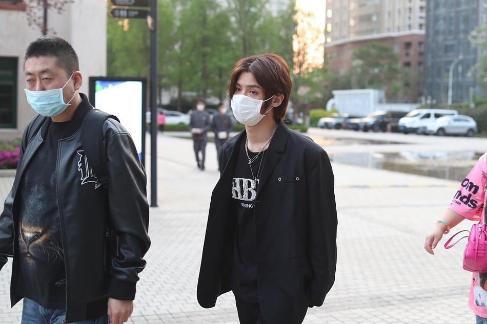 黄明昊穿黑色西装化身帅气酷盖 低头走路温柔俊雅