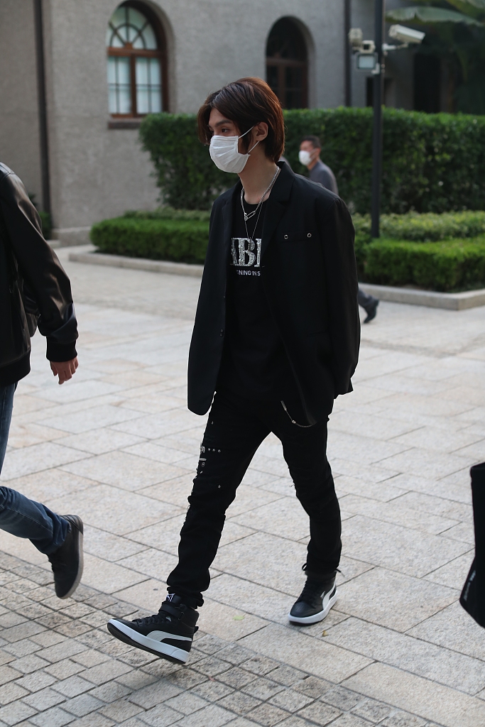 黄明昊穿黑色西装化身帅气酷盖 低头走路温柔俊雅