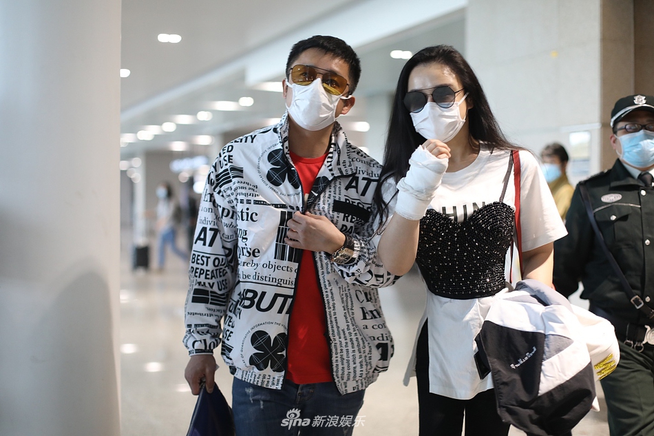 冉莹颖穿白T搭背心蜂腰醒目 与邹市明十指紧扣大秀恩爱