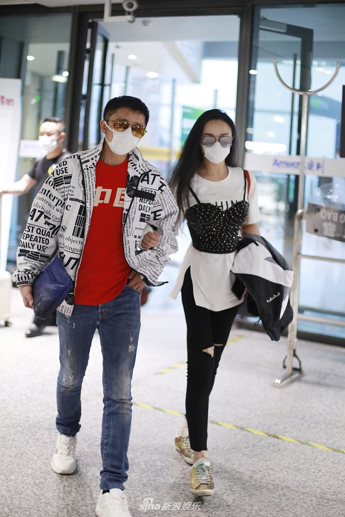 冉莹颖穿白T搭背心蜂腰醒目 与邹市明十指紧扣大秀恩爱