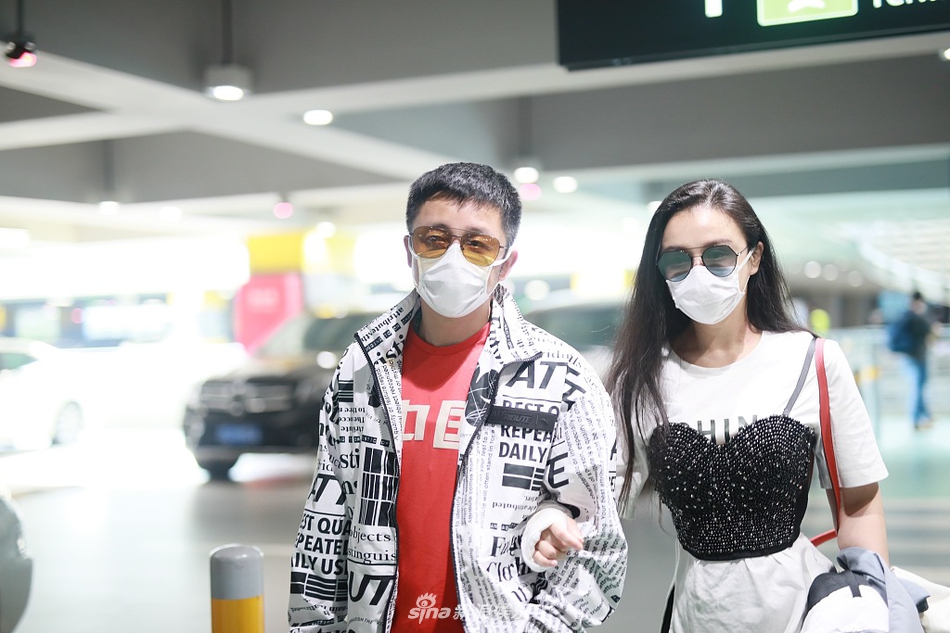 冉莹颖穿白T搭背心蜂腰醒目 与邹市明十指紧扣大秀恩爱