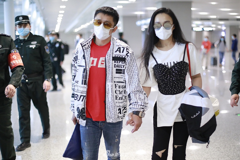 冉莹颖穿白T搭背心蜂腰醒目 与邹市明十指紧扣大秀恩爱