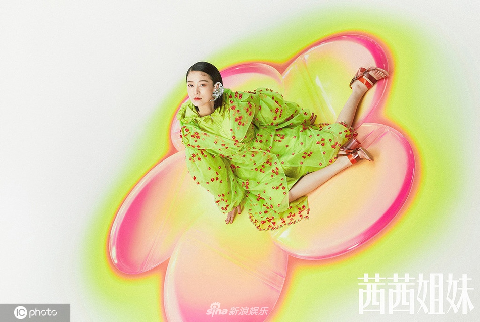 张雪迎3D糖果概念登封 着纯白色收腰连身裙尽显清丽之姿