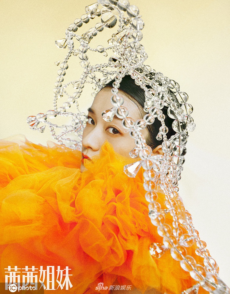 张雪迎3D糖果概念登封 着纯白色收腰连身裙尽显清丽之姿