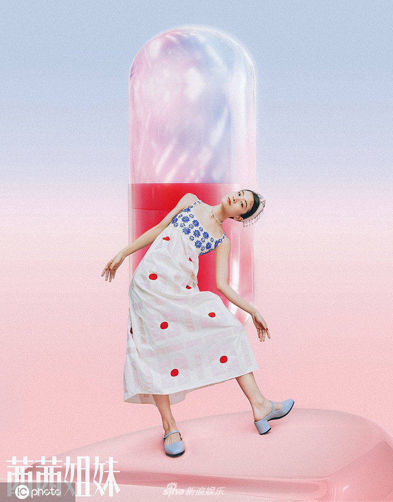 张雪迎3D糖果概念登封 着纯白色收腰连身裙尽显清丽之姿