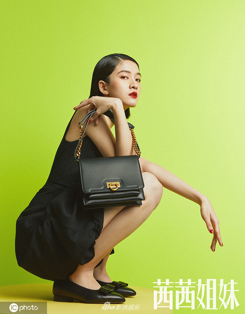 张雪迎3D糖果概念登封 着纯白色收腰连身裙尽显清丽之姿