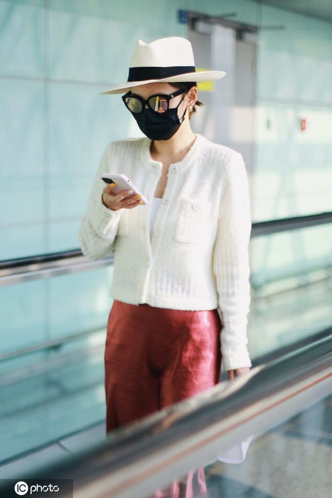 是春天的颜色呀！张嘉倪穿白衬衫搭玫红色裤子温婉惬意