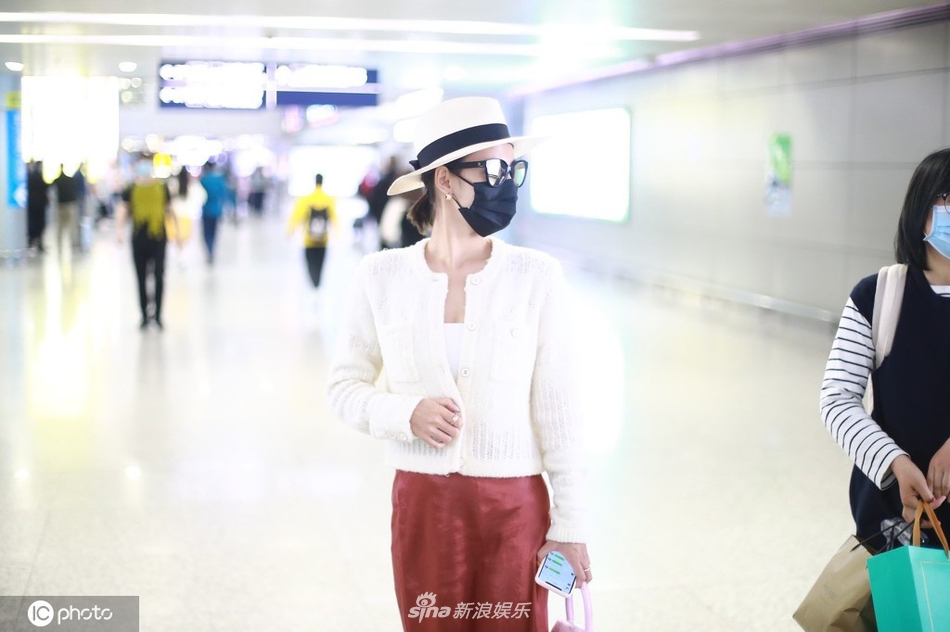 是春天的颜色呀！张嘉倪穿白衬衫搭玫红色裤子温婉惬意