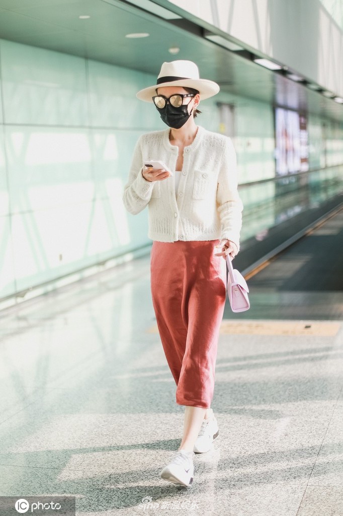 是春天的颜色呀！张嘉倪穿白衬衫搭玫红色裤子温婉惬意