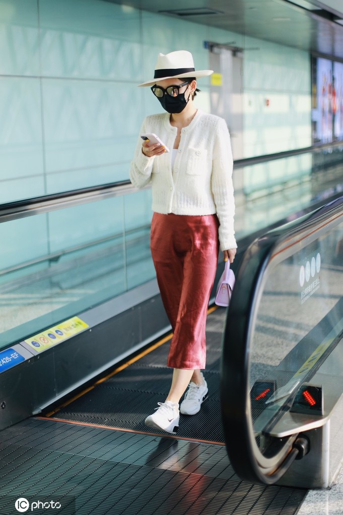 是春天的颜色呀！张嘉倪穿白衬衫搭玫红色裤子温婉惬意