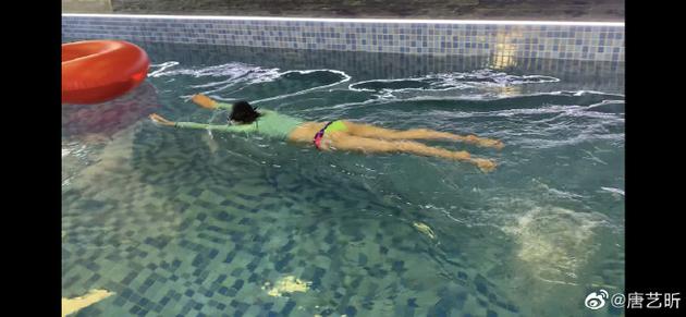 唐艺昕晒照分享孕期日常 热衷游泳手臂纤细超少女