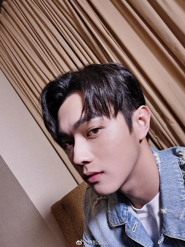 卡粉男孩！许凯深夜晒收工照 脱妆难挡帅气侧颜