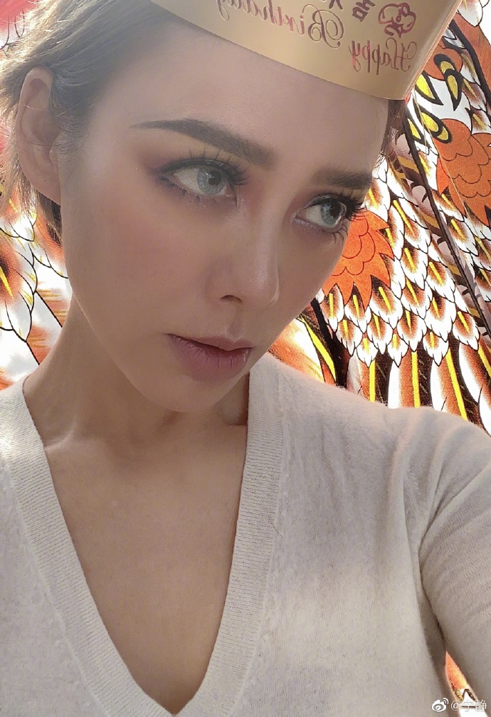 宁静迎48岁生日晒自拍 五官精致眼神魅惑