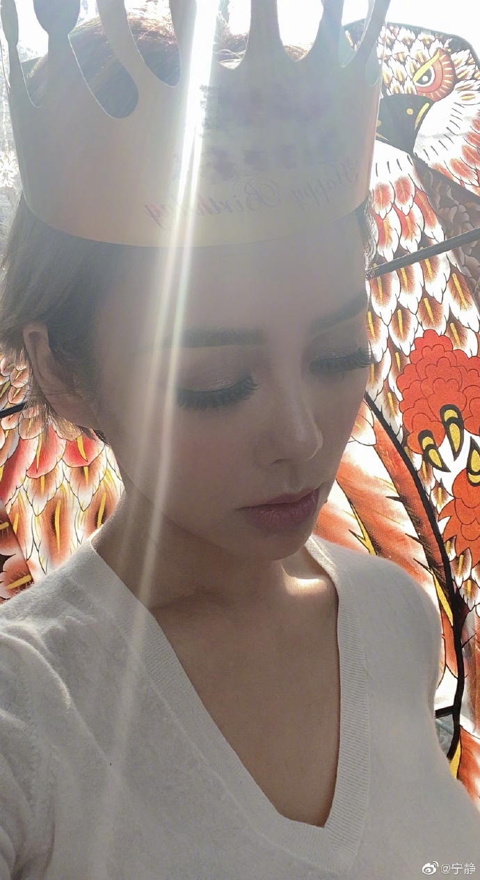 宁静迎48岁生日晒自拍 五官精致眼神魅惑