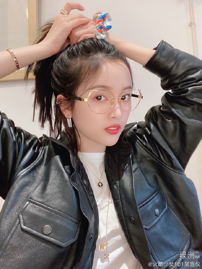 吴宣仪晒近照自夸瘦了 穿皮衣戴金丝眼镜小V脸吸睛
