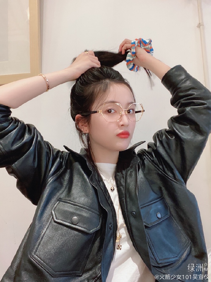 吴宣仪晒近照自夸瘦了 穿皮衣戴金丝眼镜小V脸吸睛