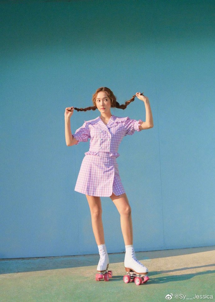 郑秀妍穿紫色格纹套装清新靓丽 麻花辫绑气球少女感足