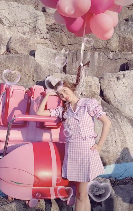 郑秀妍穿紫色格纹套装清新靓丽 麻花辫绑气球少女感足