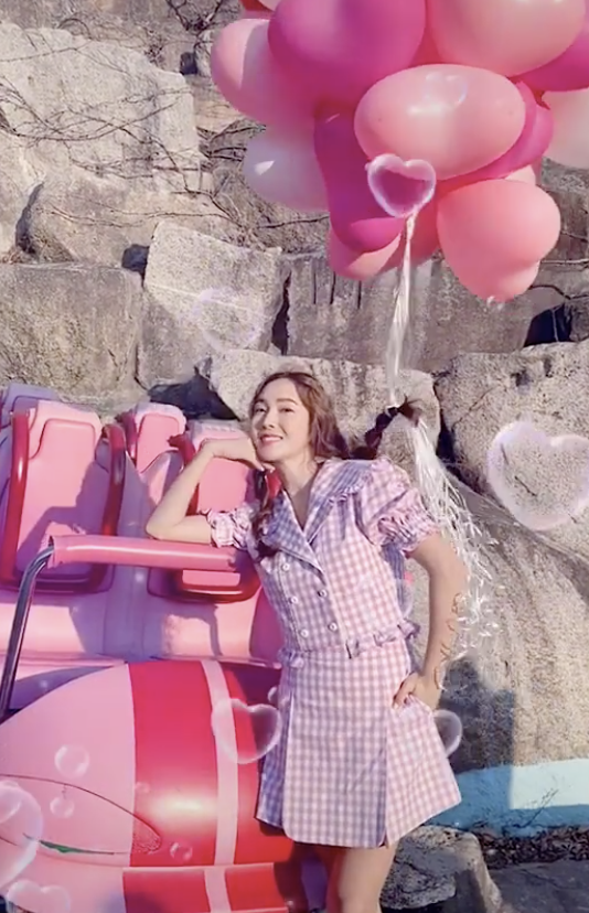 郑秀妍穿紫色格纹套装清新靓丽 麻花辫绑气球少女感足