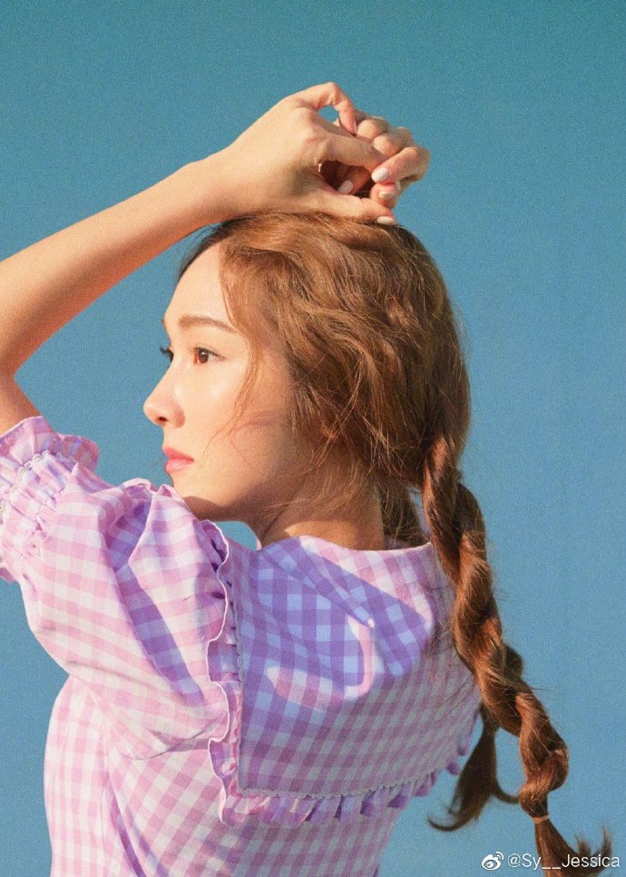 郑秀妍穿紫色格纹套装清新靓丽 麻花辫绑气球少女感足